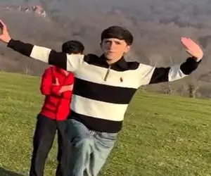 آواز محلی؛ پایکوبی اصیل و زیبای دوتا داداش روستایی تو دشت سرسبز که مثل بهشته