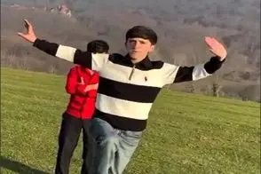 آواز محلی؛ پایکوبی اصیل و زیبای دوتا داداش روستایی تو دشت سرسبز که مثل بهشته