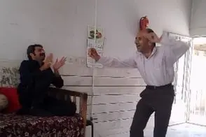 آواز شاد؛ حسن آقا تو قهوه خونه براش آهنگ بندری میخونن و میرقصه اداها دیدنیه