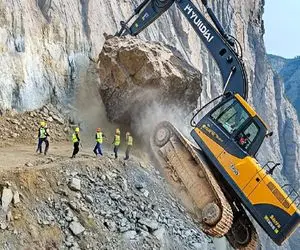 ابزارآلات غول پیکر؛ مهارت های اپراتور بیل مکانیکی که فکر می کنید جعلی است