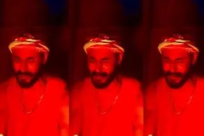 آواز محلی؛ پسر شکست خورده جلو شعله آتیش اشک ریزان آهنگ درده چاویلت له گیانم خوند