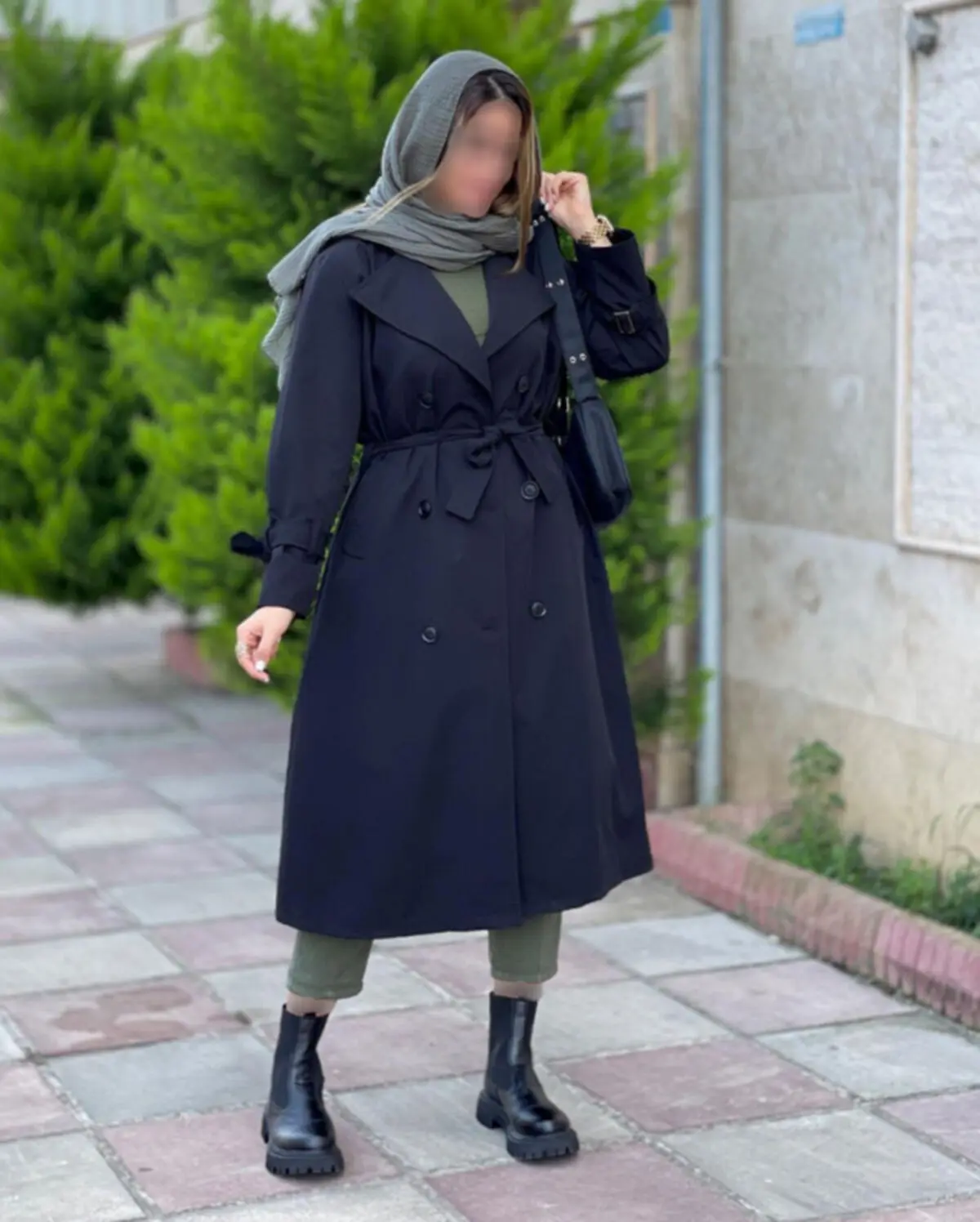 مانتو مشکی ساده دکمه دار