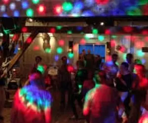 15 دختر و پسر در شرایط نامتعارف در ویلای رودهن