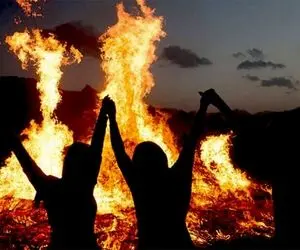 مراسمات زیبای چهارشنبه سوری در قدیم/ از قاشق زنی تا شال اندازی