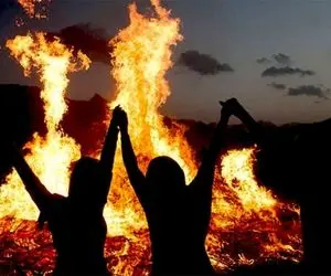 مراسمات زیبای چهارشنبه سوری در قدیم/ از قاشق زنی تا شال اندازی