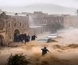 معماری طبیعت؛ دلم ریش شد برای مرد هر چی تو سیل میدوئه آب هلش میده عقب انگار نه انگار