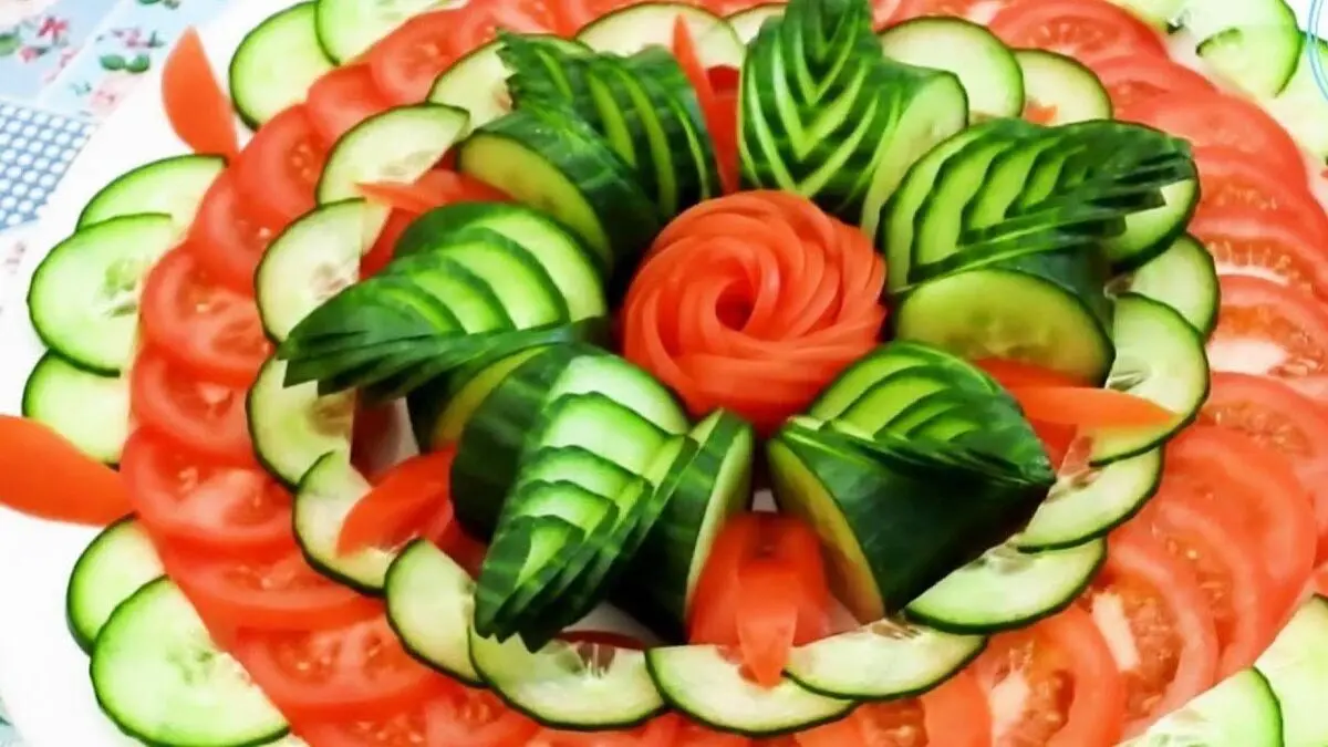 تزیین سالاد خیار و گوجه