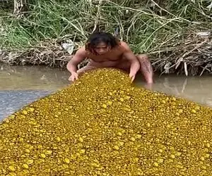 معماری طبیعت؛ مرد از رو بیکاری میره گل و لای رو میگرده چه طلاهایی پیدا میکنه