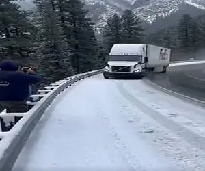 معماری طبیعت؛ راننده تریلی با این حرکت خرکی خدابیامرز شد