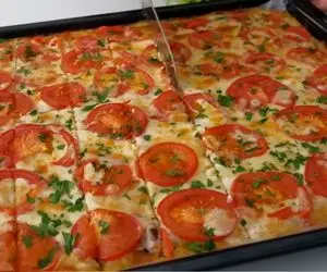 آموزش آشپزی؛ 3 تا سیب زمینی رو رنده کن با آرد و تخم مرغ مخلوط کن میشه این غذا