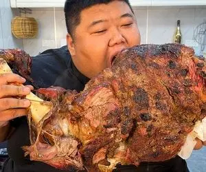 لمباندن عظیم؛ این پسر جوان یک پاچه کامل گاو رو یک نفس می خوره ماشالله به اشتهاش
