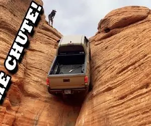 دست فرمون یعنی این؛ آفرود سوار صخره سنگی وسط کویر و صاف میره بالا تهش ملق میزنه