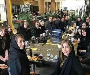 آواز هنرمندانه؛ بازیگرامون با آه و ناله تو بهشت زهرا واسه همکارشون دسته جمعی خوندن