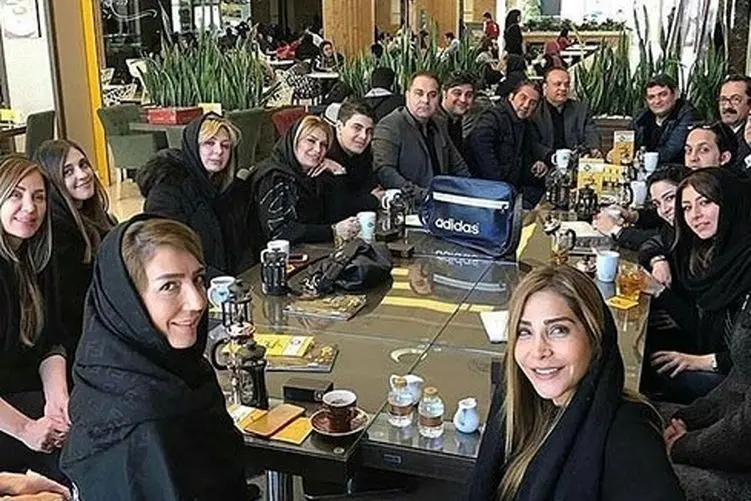 آواز هنرمندانه؛ بازیگرامون با آه و ناله تو بهشت زهرا واسه همکارشون دسته جمعی خوندن