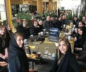 آواز هنرمندانه؛ بازیگرامون با آه و ناله تو بهشت زهرا واسه همکارشون دسته جمعی خوندن