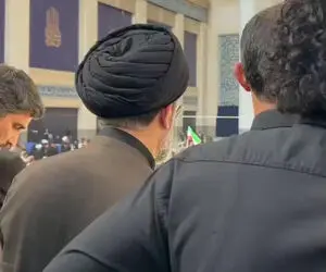 (عکس) آیت الله مجتبی خامنه ای در مراسم تشییع رهبر شهید حضور داشت؟