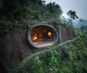 معماری خلاقانه؛ وسط جنگل تو دل کوه با چوب و گل خونه نقلی ساخت خرس نخورتش 