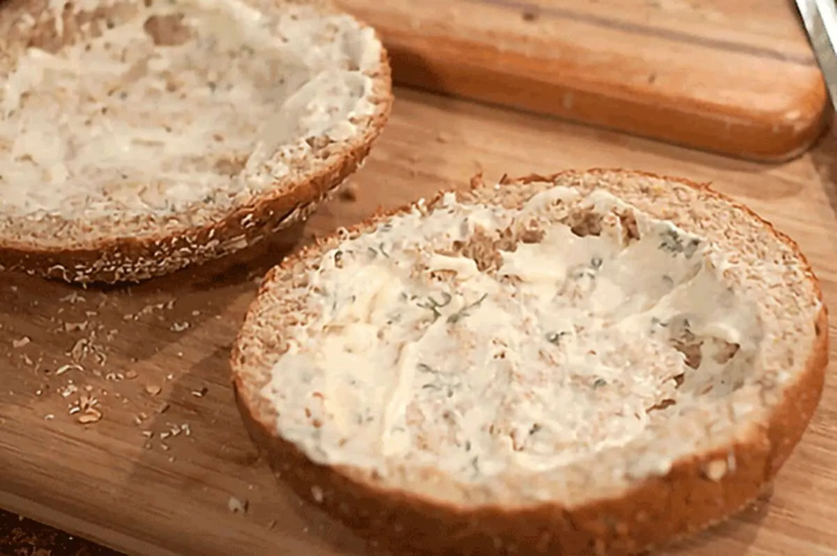 pouring-sauce-on-bread-for-sandwich