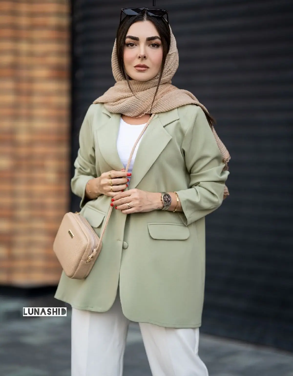 مانتو جلو باز