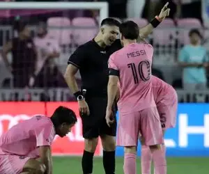 (عکس) جنون آنی مسی؛ درگیری با داوران در زمین