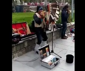 آواز خیابانی؛ ببینید این سرخ پوست ها با حرکات و لباسای عجیبشون چه موسیقی ایرانی میزنن