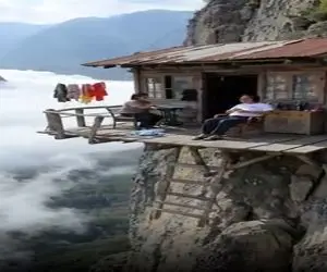 معماری خلاقانه؛ مرد به عالم بدهکاره فرار کرده با زنش پهلوی کوه خونه ساخته بدون بازگشت