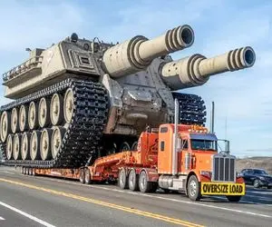 جابه جایی پرریسک؛ حرکت تپنده سنگین ترین ماشین آلات صنعتی وقتی کامیون تانک حمل میکند