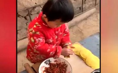 مهارت آشپزی بی نظیر پسر ۶ ساله درخیابان + فیلم