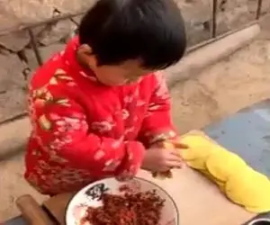 مهارت آشپزی بی نظیر پسر ۶ ساله درخیابان + فیلم