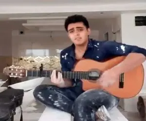 آواز احساسی؛ کارگر بنای خوش صدا با خاکم نکنید بذارید اونم برسه پرتت میکنه به قدیما