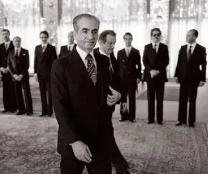 سفر به ایام قدیم سال 1350؛ تماشاچی مخوف و ویژه محمدرضا پهلوی مفرح هنگام بازی تخته 