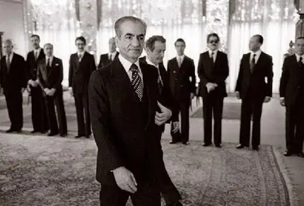 سفر به ایام قدیم سال 1350؛ تماشاچی مخوف و ویژه محمدرضا پهلوی مفرح هنگام بازی تخته 