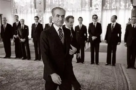 سفر به ایام قدیم سال 1350؛ تماشاچی مخوف و ویژه محمدرضا پهلوی مفرح هنگام بازی تخته 