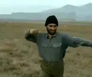 آواز محلی؛ چوپان پرانرژی یهو وسط دشت و کوه آهنگ آی کیشی رو میخونه و میرقصه حرکاتشوو