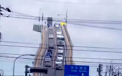 ساخت ژاپن؛ پل ساختن با شیب 90 درجه ماشینا یهو از ناکجا آباد سر و کله شون پیدا میشه