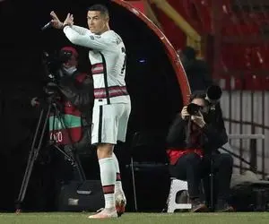 فروش بازوبند پرتاب شده رونالدو 2 میلیاد تومان!