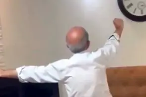 آواز شاد؛ پیرمرد منعطف معلوم نیست میرقصه یا داره خودزنی میکنه عین مار پیتون میپیچه