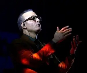 آواز پر طمطراق؛ علیرضا قربانی تو کنسرت برلین با غم میخونه نمانده در دلم دگر توان دوری