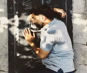 آواز جگرسوز؛ پسر جوان سر مزار عشقش بموون دل من به بودنت خوشه میخونه قلبتو سوراخ میکنه