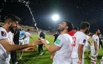 جشن و پایکوبی بازیکنان تیم ملی در بحرین
