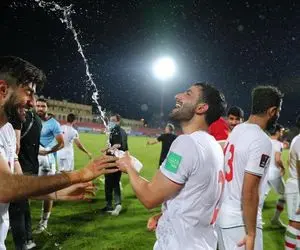 جشن و پایکوبی بازیکنان تیم ملی در بحرین