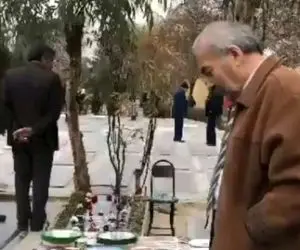 آواز احساسی؛ اشک های بی امان رضا عقیلی بر سرمزار فردین با آهنگ دیشب تورو تو خواب دیدم