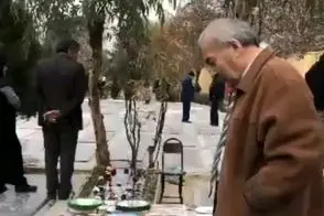 آواز احساسی؛ اشک های بی امان رضا عقیلی بر سرمزار فردین با آهنگ دیشب تورو تو خواب دیدم