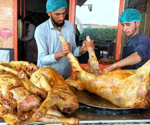 "بره کباب" درسته تنوری که شد یه غذای دلچسب خیابانی تو پیشاور پاکستان که واسش صف میکشن