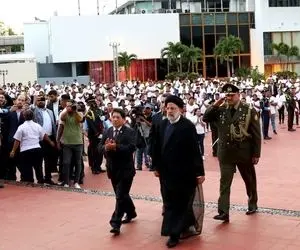 (عکس) زیورآلات عجیب همسر اورتگا در مراسم استقبال از رئیسی