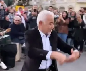 آواز شادیسم؛ رقص جدید صادق بوقی تو مرکز شهر که گروه نوازنده هم راه انداخته باکلاس شده