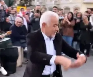 آواز شادیسم؛ رقص جدید صادق بوقی تو مرکز شهر که گروه نوازنده هم راه انداخته باکلاس شده