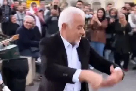آواز شادیسم؛ رقص جدید صادق بوقی تو مرکز شهر که گروه نوازنده هم راه انداخته باکلاس شده