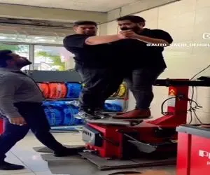 آواز شاد؛ رقص تانگو خشکیده دو تا مرد وقتی بانی رفیقشونه فریز شدن دور خودشون میچرخن