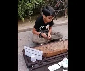 آواز خیابانی؛ ببینید این بچه چه سوزدار سنتور میزنه فقط اینکه دوچرخشو گذاشته اونجا